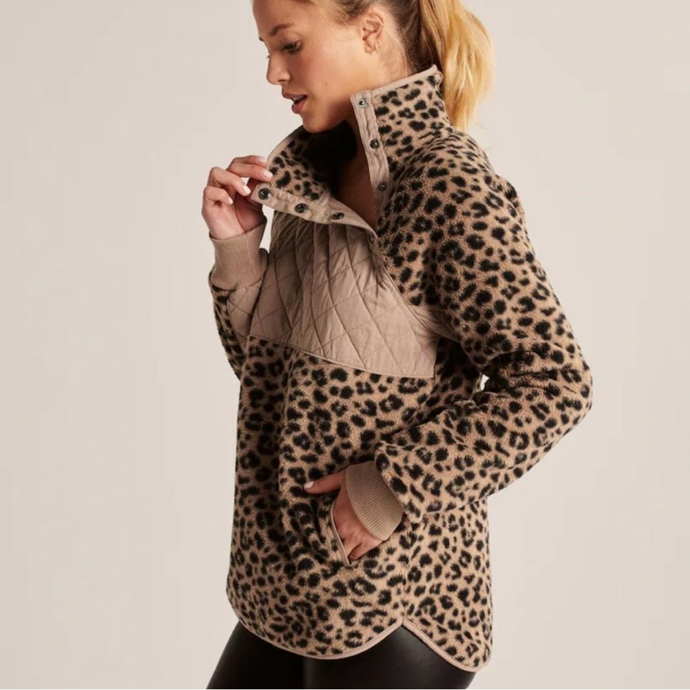 Abercrombie & Fitch Asymmetrical Snap Up Leopard Print Quilted Pullover Size M